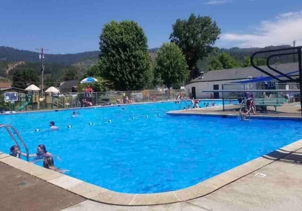 קלוג Penthouse Mountain Haven With Community Spa Room מראה חיצוני תמונה